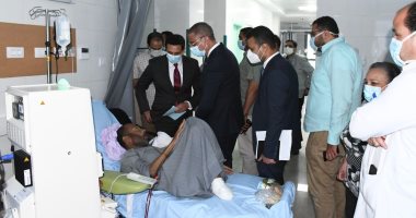 خطوات النهوض بالخدمة الطبية بمستشفى الفيوم العام.. المحافظ يناقش احتياجات القطاع ويتابع سير العمل بالأقسام ووحدة الكلى.. "الصحة": قسم السكتة الدماغية يخدم 3 محافظات.. ومدير المستشفى: نخدم 44ألف مريض شهريا.. صور