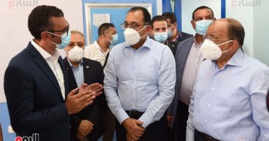 رئيس الوزراء يتفقد العيادات الثابتة بالمدرسة الثانوية التجارية بالبحيرة 