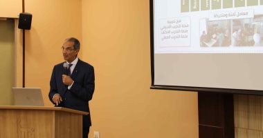 وزير الاتصالات ومحافظ المنيا يتفقدان مركز إبداع مصر الرقمية بالجامعة.. صور