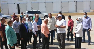 محافظ الوادي الجديد يتفقد مشروع إنتاج عسل النحل ومجمع التمور.. صور