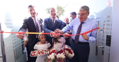 وزير الاتصالات يتفقد مد الكابلات الضوئية بقرية معصرة ملوى.. ويفتتح مكتبين للبريد