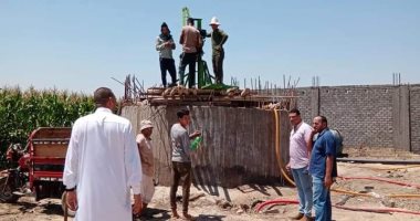 رئيس مدينة الشهداء يتفقد توصيل الصرف الصحى بجزيرة الحجر ومنشأة السادات