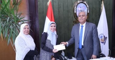 جامعة جنوب الوادى تكرم الطالبة الحاصلة على المركز الثالث عالميا بمسابقة الروبوت