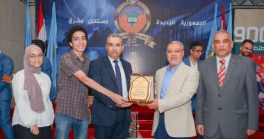 اتحاد طلاب "هندسة طنطا " يهدى درع الاتحاد لـــ" رئيس الجامعة "