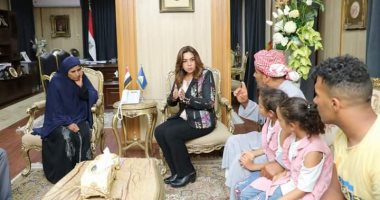 محافظ دمياط تقدم واجب العزاء لأسرة شهيدة الواجب.. وتوجه بصرف إعانة عاجلة لأسرتها