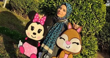"منى" واجهت ألم فقد والدتها بصنع كتب مجسمة للأطفال.. حولت حزنها لعمل إيجابي
