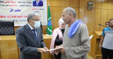 محافظ المنيا يسلم 106 مشروعات تنموية بمختلف المجالات لدعم الشباب والمعيلات