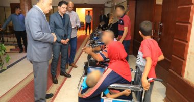 محافظ سوهاج يسلم 12 كرسيا متحركا بالمجان للأشخاص ذوى الهمم.. صور