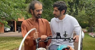 حمدان بن محمد بن راشد يعبر عن حبه لوالده ونجليه بصورة بعيدة عن البروتوكولات الرسمية