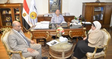 محافظ أسيوط يبحث دفع منظومة العمل وتسريع الإجراءات بملف التصالح