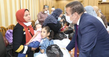 محافظ المنوفية يلتقى حالات إنسانية ويسلم مساعدات مالية وعينية