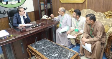 محافظ المنوفية يلتقى مواطنا احترقت شقته ويستجيب لمطالب أهالى قرى سمادون 