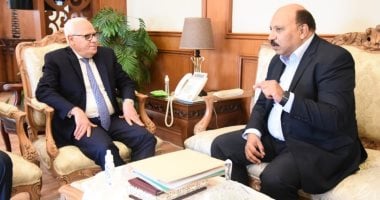 محافظ بورسعيد يناقش آليات إنهاء محطات الصرف بمشروعات الإسكان الجديدة 