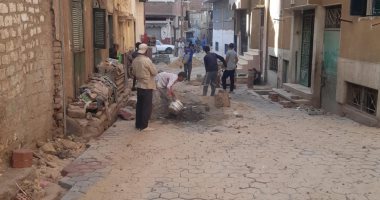 استمرار تطوير وتجميل الشوارع بتركيب بلاط الانترلوك بالشوارع الضيقة بأسيوط