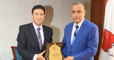 نقيب البيطريين ومحافظ سوهاج يبحثان حل أزمة نقص أعداد الأطباء بالمحافظة