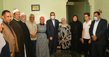 محافظ الغربية يزور الأولى على الثانوية الأزهرية بمنزلها لتهنئتها بالتفوق