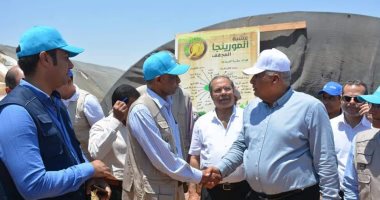 محافظ الوادى الجديد وممثل "الفاو" يتفقدان مشروع المدارس الحقلية بقرية ناصر