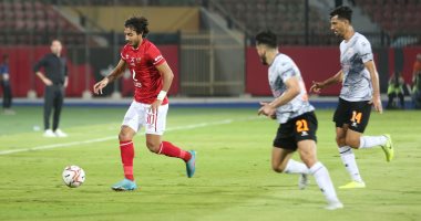 طرد لاعب فاركو بعد تدخل عنيف على محمد محمود لاعب الأهلي