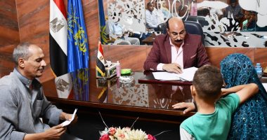 محافظ أسوان يستمع لشكاوى ومطالب 30 مواطناً خلال اللقاء الأسبوعى.. صور