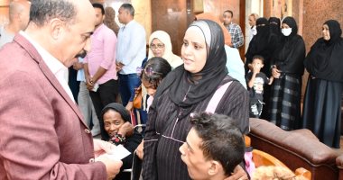 محافظ أسوان يسلم 60 كرسياً متحركاً ومراوح لحالات غير قادرة.. صور