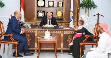 محافظ قنا يستقبل 86 مواطنا بمكتبه لبحث شكاواهم