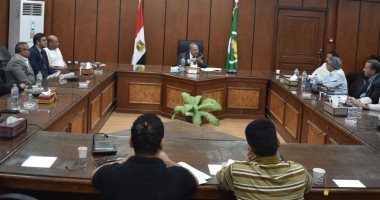 محافظ المنيا يناقش مع أعضاء مجلس الشيوخ قضايا المحافظة