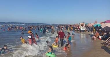 عطلة نهاية الأسبوع فى جمصة.. إقبال من المصطافين للاستمتاع بجوها الرائع.. صور