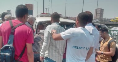 إصابة 4 أشخاص فى حادث تصادم ميكروباص بسور كوبرى الساحل.. صور
