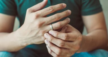 الزوجة السبب.. دراسة: الرجال المتعلمون المتزوجون يعيشون لفترة أطول