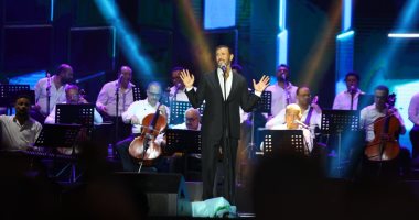 كاظم الساهر يداعب جمهوره بحفله فى الساحل: "أنتوا قاعدين بعيد عنى ليه"