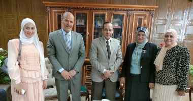 محافظ شمال سيناء يسلم هدية الرئيس السيسى للأم المثالية .. فيديو وصور