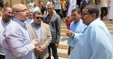 محافظ بنى سويف يستمع لمطالب المواطنين عقب أداء صلاة الجمعة.. صور 