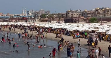 خلال العطلة الأسبوعية... شاطئ بورسعيد كامل العدد ويشهد إقبالا كبيرا