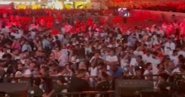 إقبال جماهيرى كبير على حفل عمرو دياب بالعلمين الجديدة.. صور