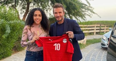 سارة عصام نجمة منتخب مصر توثق توقيع بيكهام على قميص المنتخب.. صور