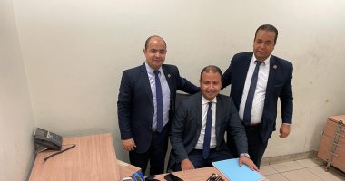 جمارك مطار القاهرة تضبط محاولة تهريب أسلحة بيضاء وصواعق وترامادول.. صور