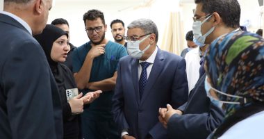 محافظ المنيا يتابع الحالة العامة لمصابى حادث تصادم سيارتين بمستشفى سمالوط التخصصى
