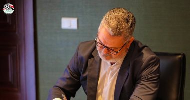 شاهد.. توقيع ميكالى ومعاونيه عقود تدريب المنتخب الأوليمبى