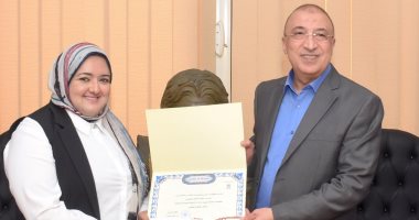 محافظ الإسكندرية يكرم صاحبة فكرة إنشاء شاطئ ضعاف البصر والمكفوفين