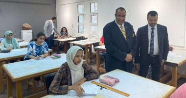 رئيس جامعة الأقصر يواصل متابعة سير اختبارات القدرات بكلية الفنون الجميلة.. صور