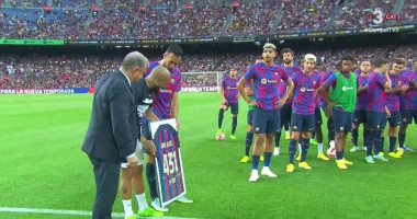 تكريم داني ألفيس قبل انطلاق مباراة برشلونة ضد بوماس.. فيديو