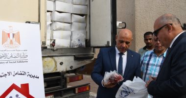 محافظ قنا يشهد استلام الدفعة الأولى من لحوم قافلة "المصريين للمصريين".. صور