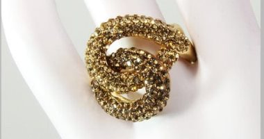 عشان ينور إيديكي.. دليلك لاختيار الخاتم المناسب لشكل أصابعك