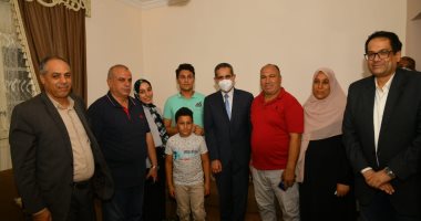محافظ الغربية يزور أوائل الثانوية العامة في منازلهم ويقدم لهم التهنئة