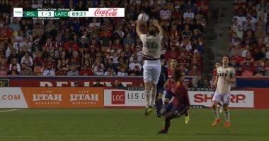 شاهد.. كيلليني يلعب كرة سلة فى الدوري الأمريكي