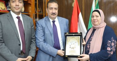 محافظ المنوفية يُسلم "وسام الكمال" للأم المثالية الأولى على مستوى المحافظة.. صور