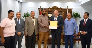 محافظ قنا يكرم مشرف حي المصالح لتفانيه وإخلاصه في العمل
