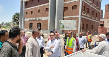 حياة كريمة تغير الواقع فى قرى ببنى سويف.. إدراج 24 طريقا بخطة المبادرة وانتهاء مجمع خدمات بنى عدى.. وحدة إسعاف بالقرية تخدم الطريق الزراعى.. إنشاء محطة معالجة الصرف بطحا البيشة تخدم 12 قرية على مساحة 12 فدانا