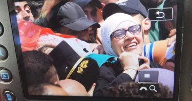 والدة الشهيد الفلسطينى إبراهيم النابلسى تحمل نعشه بابتسامة عريضة