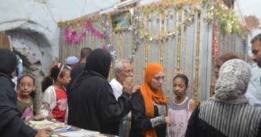 هنا مولد السلطان عبد الجليل حفيد بنت رسول الله فى قرية النمسا بالأقصر.. المئات من الأهالى يحتفلون بتوزيع الحلوى والعصائر.. حلقات للتحطيب وسباقات الخيول.. والسيدات يزورن مقام السلطان بالزغاريد.. صور